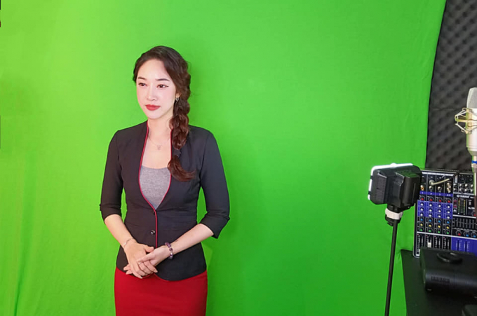 Nữ MC Bích Ngân và phim trường dã chiến ngay tại nhà
